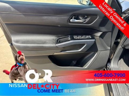 Used 2025 Nissan Pathfinder SL FWD image 17