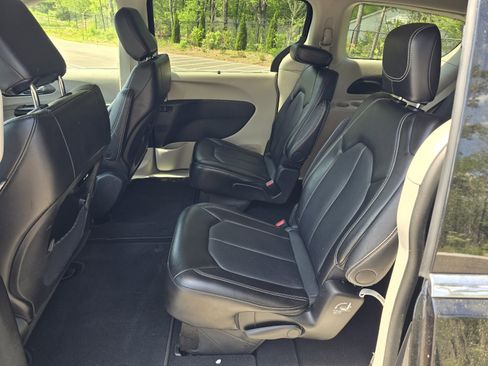 Used 2024 Chrysler Pacifica Touring-L image 11