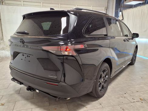New 2026 Toyota Sienna XLE Woodland Edition image 9