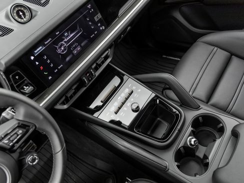 New 2025 Porsche Cayenne Turbo AWD/4WD image 32