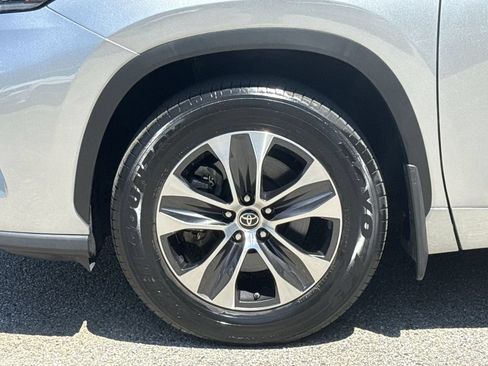 Used 2021 Toyota Highlander XLE AWD/4WD image 19