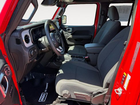 Used 2025 Jeep Wrangler Unlimited Sahara AWD/4WD image 10