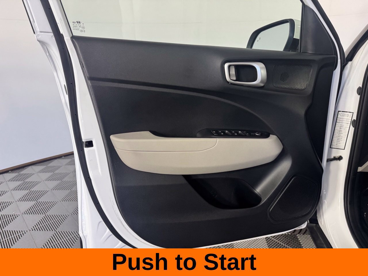 Used 2025 Hyundai Venue SEL FWD image 11