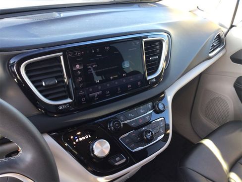 Used 2024 Chrysler Pacifica Touring-L image 14