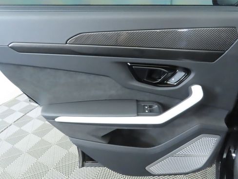 Used 2025 Lamborghini Urus SE image 27