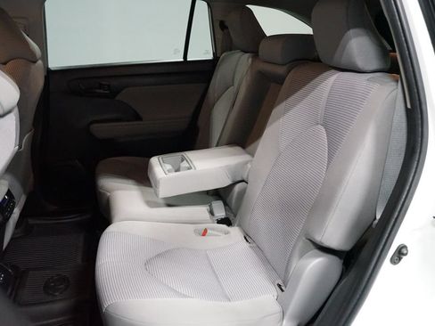 Used 2022 Toyota Highlander LE FWD image 28
