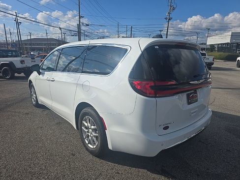 New 2026 Chrysler Pacifica Select image 5