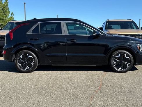 Certified 2024 Kia Niro Wind FWD image 3