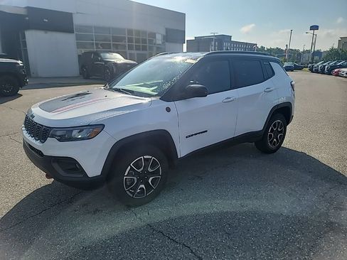 Used 2024 Jeep Compass Trailhawk AWD/4WD image 3