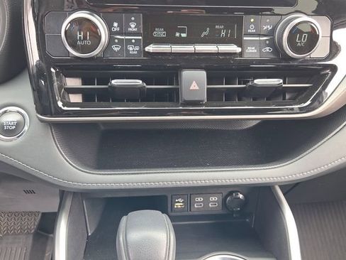 Used 2023 Toyota Highlander L image 19