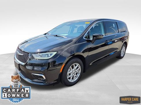 Used 2024 Chrysler Pacifica Touring-L FWD image 1