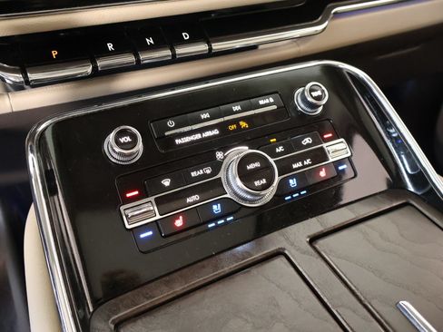 Used 2024 Lincoln Navigator Premiere AWD/4WD image 8