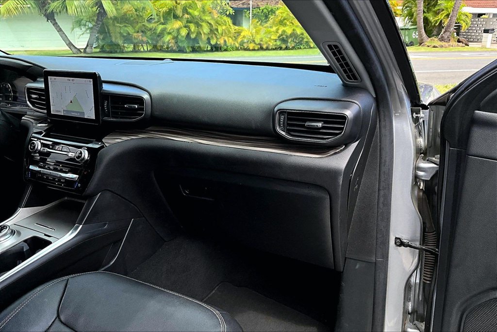 Used 2022 Ford Explorer Limited w/ Equipment Group 301A RWD image 16