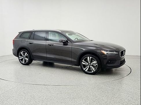 Used 2025 Volvo V60 B5 Cross Country Plus AWD/4WD image 3