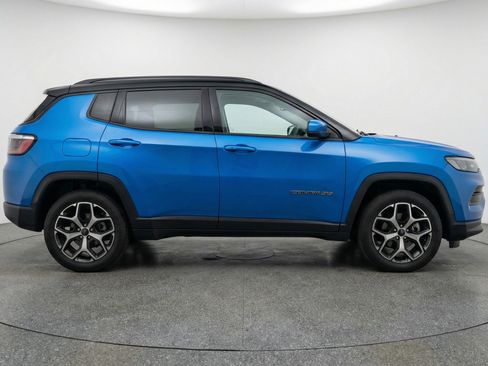 Used 2025 Jeep Compass Limited image 11