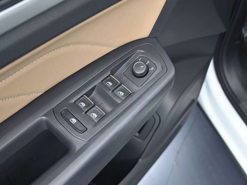 Used 2021 Volkswagen Atlas Cross Sport SE w/ Panoramic Sunroof Package image 18