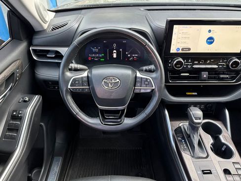 Used 2023 Toyota Highlander Limited image 16