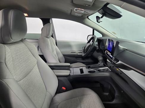 Used 2025 Toyota Sienna LE image 14
