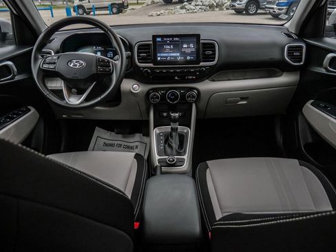 Used 2025 Hyundai Venue SEL FWD image 21