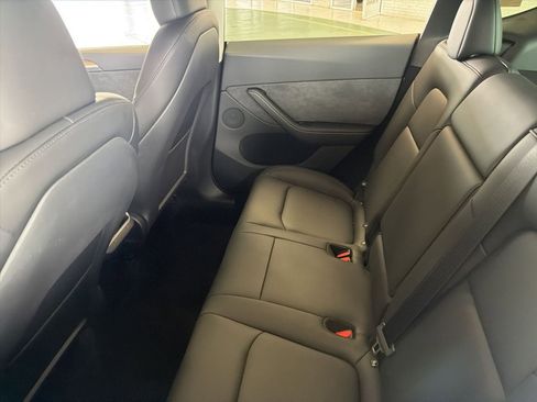 Used 2025 Tesla Model Y Long Range RWD image 9