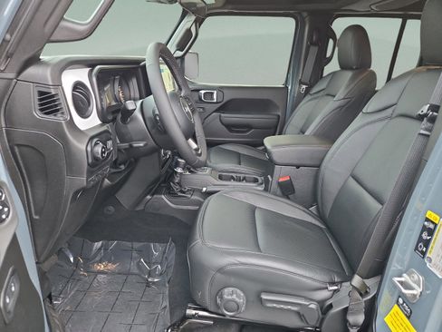 New 2025 Jeep Gladiator Sport image 24