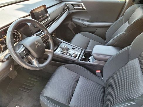 Used 2023 Mitsubishi Outlander ES image 13