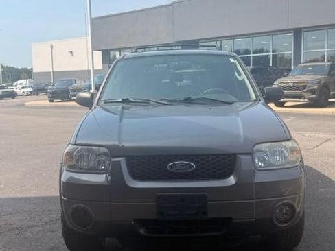 Used 2005 Ford Escape Limited FWD image 6