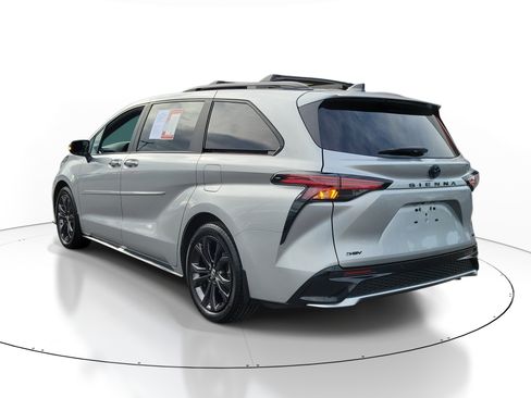 Used 2025 Toyota Sienna XSE w/ XSE Premium Package FWD image 3