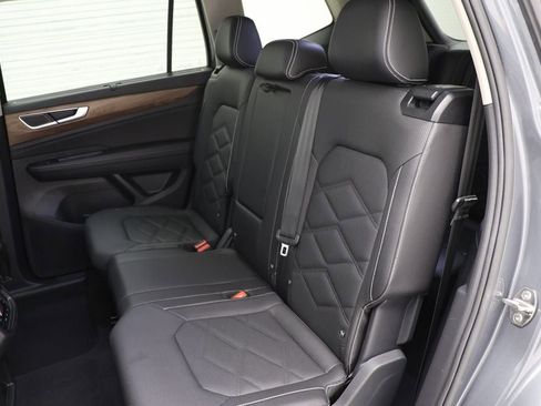 Used 2025 Volkswagen Atlas SE image 13