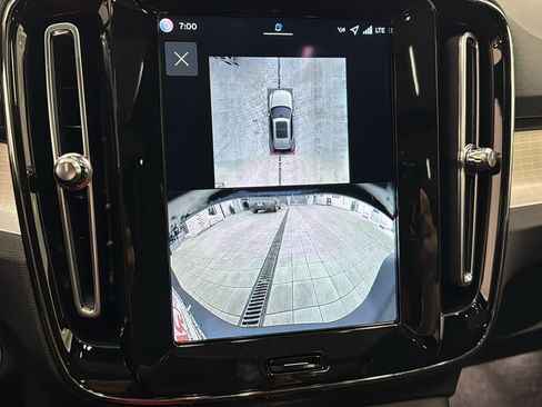 Used 2026 Volvo XC40 B4 Plus w/ Climate Package image 18