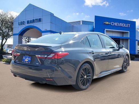 Used 2025 Toyota Camry SE image 3