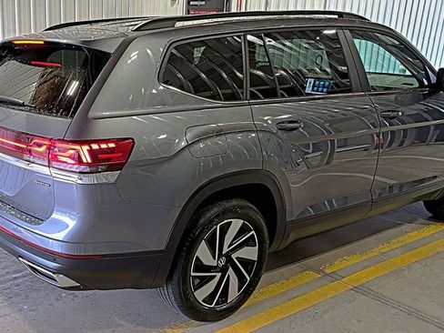 Used 2025 Volkswagen Atlas SE AWD/4WD image 2