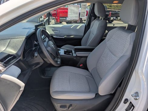 Used 2025 Toyota Sienna LE FWD image 2