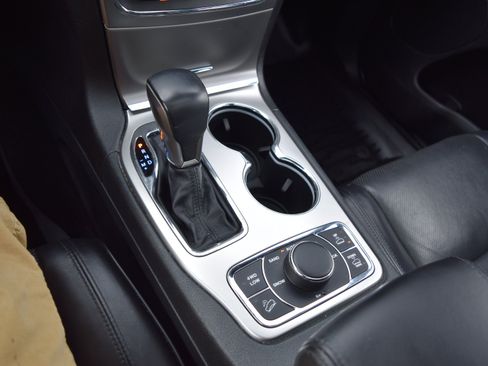 Used 2018 Jeep Grand Cherokee Overland AWD/4WD image 17