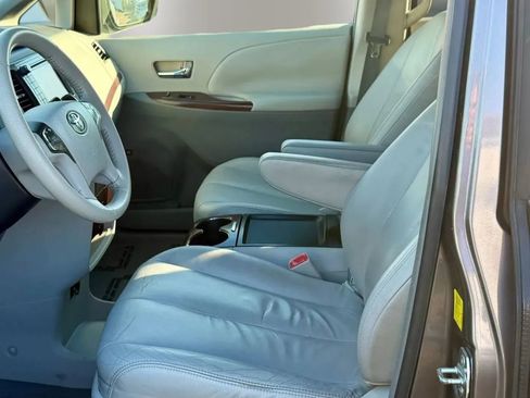 Used 2011 Toyota Sienna XLE w/ XLE Navigation Pkg image 11