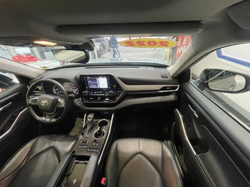 Used 2022 Toyota Highlander XLE AWD/4WD image 25