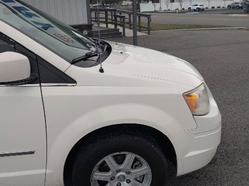 Used 2009 Chrysler Town & Country Touring FWD image 13