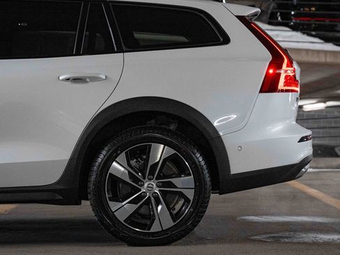 Certified 2024 Volvo V60 B5 Cross Country Plus image 4