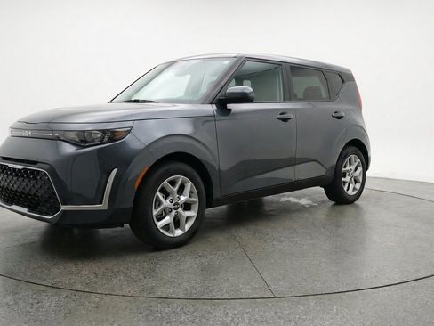 Used 2025 Kia Soul LX w/ LX Technology Package FWD image 3