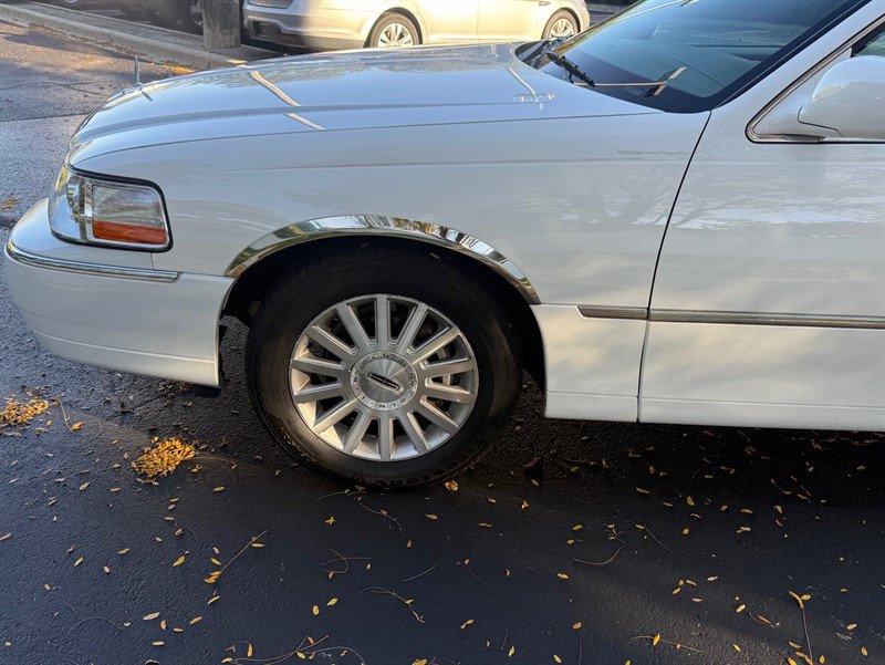 Used 2004 Lincoln Town Car Signature RWD image 29