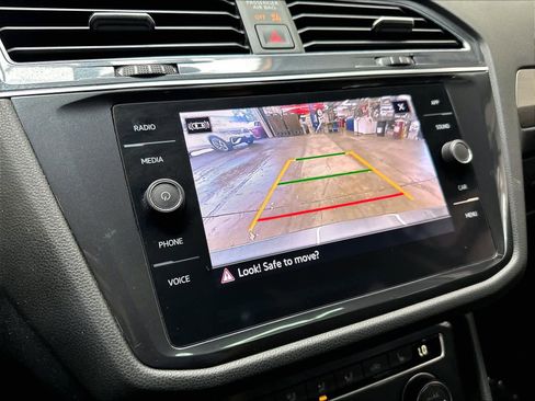Used 2021 Volkswagen Tiguan SE w/ Panoramic Sunroof Package AWD/4WD image 17