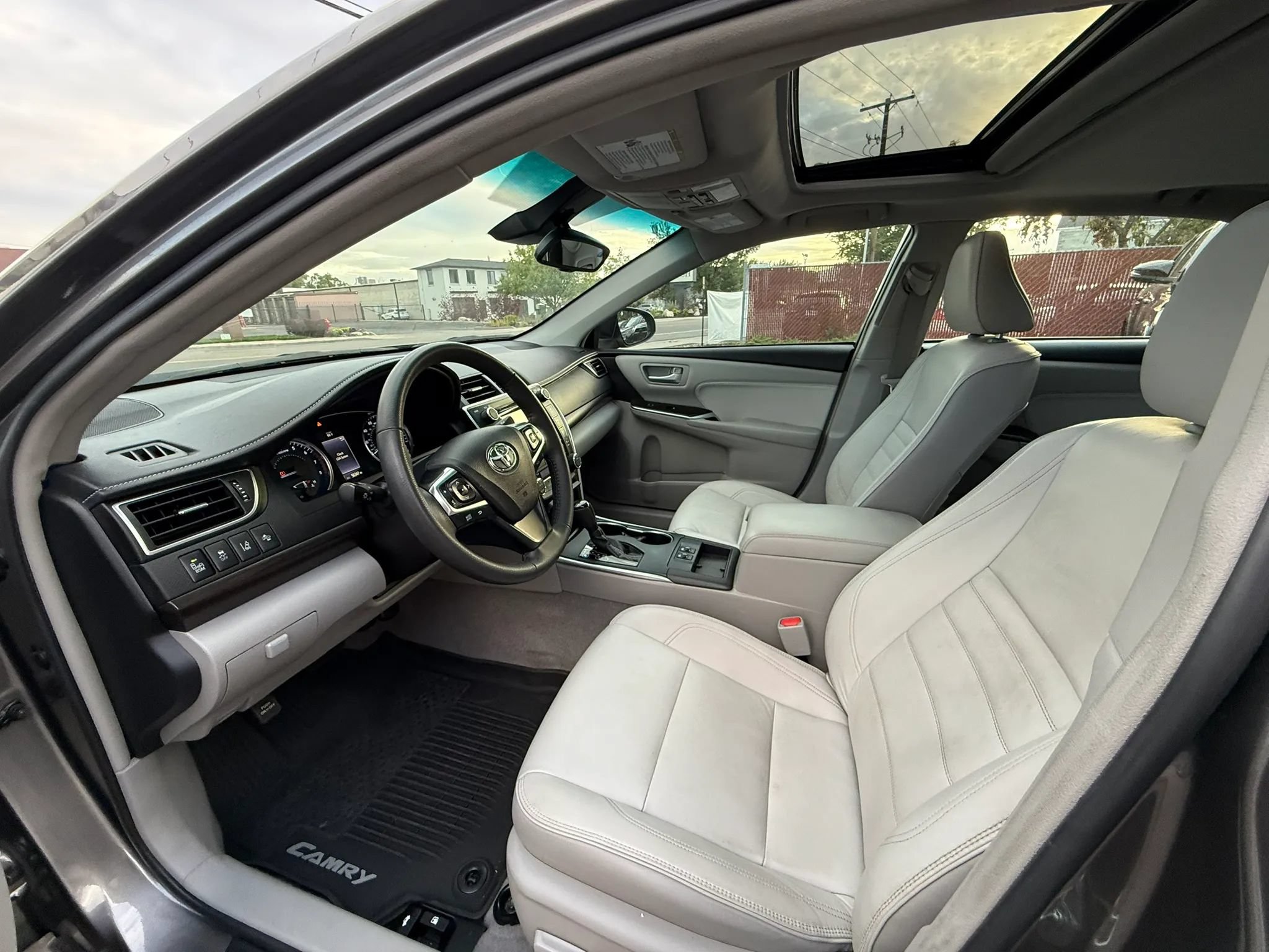 Used 2017 Toyota Camry XLE w/ Moonroof Package FWD image 10