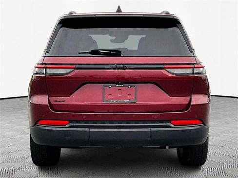 Used 2023 Jeep Grand Cherokee Altitude image 5