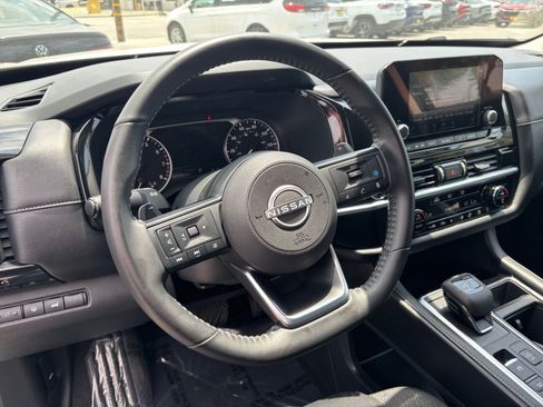 Used 2025 Nissan Pathfinder SV FWD image 31