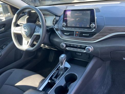 Used 2025 Nissan Altima 2.5 SV FWD image 18