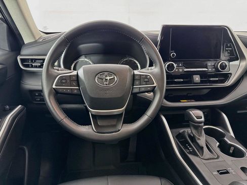 Certified 2025 Toyota Highlander XLE FWD image 32
