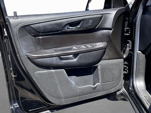 Used 2017 Chevrolet Traverse LT w/ Style and Technology Package FWD image 17