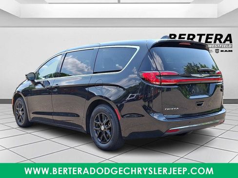Used 2023 Chrysler Pacifica Touring-L FWD image 4