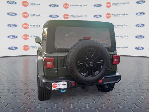Used 2022 Jeep Wrangler Unlimited Sahara w/ Cold Weather Group image 4