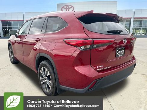 Used 2021 Toyota Highlander XLE AWD/4WD image 3
